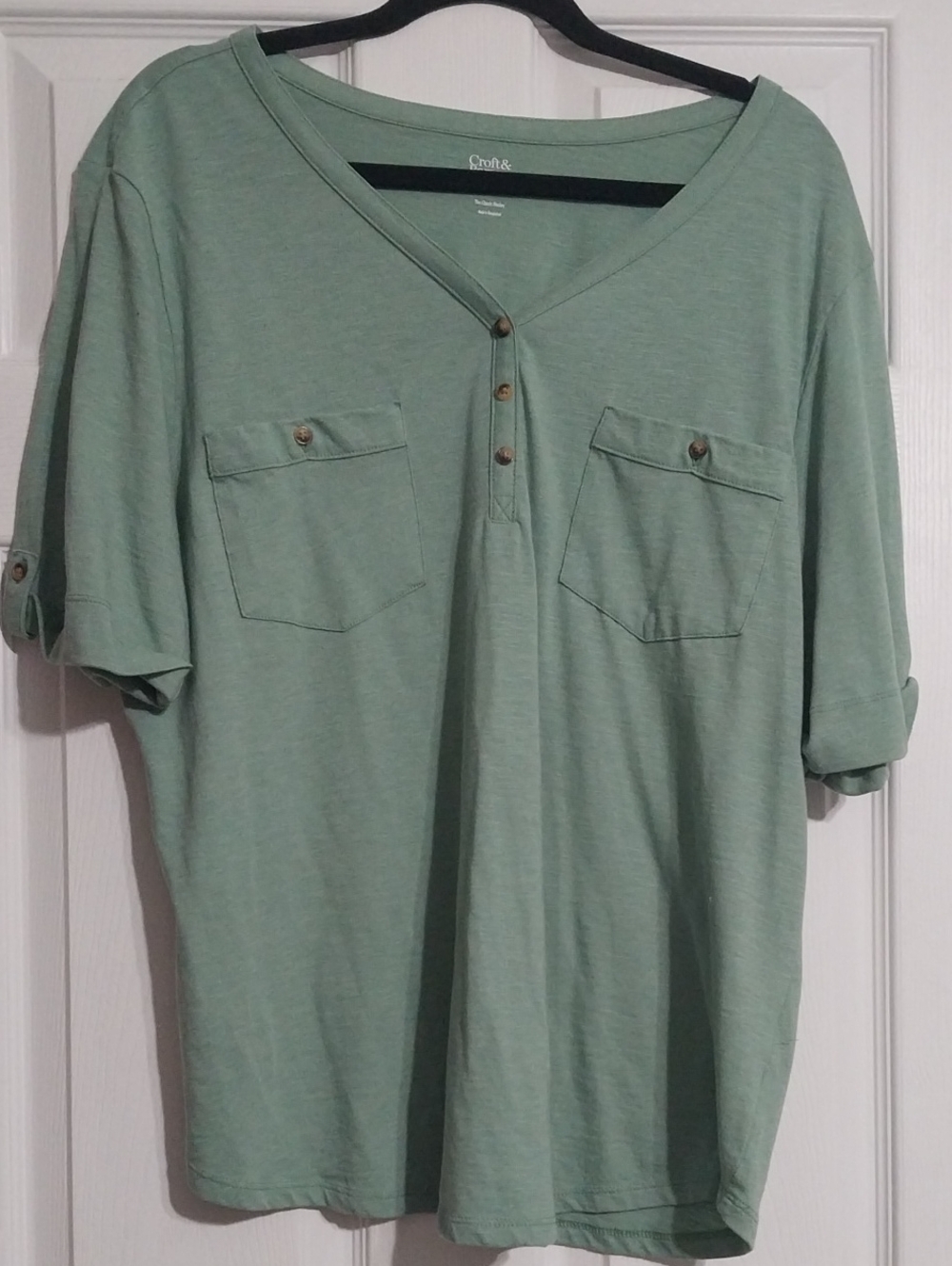 croft & barrow sage green short sleeve V-neck henley with chest pockets